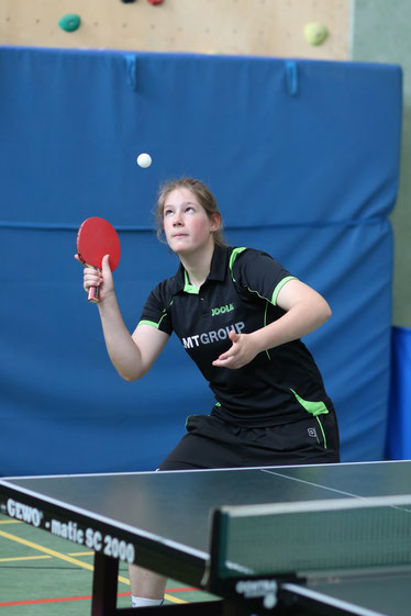 Die 15-jährige Monique Weber feierte im Trikot des TSV Schwarzenbek mit dem „goldenen Double“ bei den Bezirksmeisterschaften der Mädchen in Reinfeld den bislang größten Erfolg ihrer Tischtennis-Karriere.