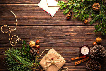 Weihnachtsdeko auf einem Holztisch