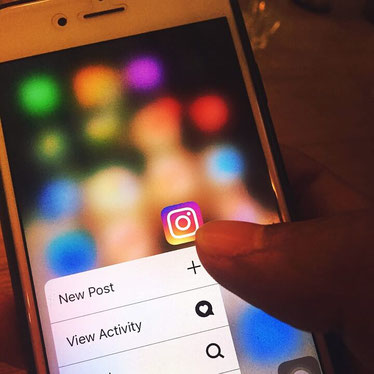 Smartphone Instagram App neuer Post