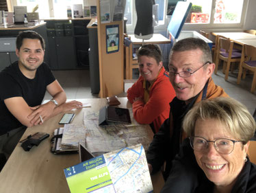 Flugplanung im Clubraum in Lommis