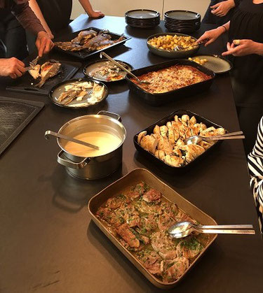 Foto des angerichteten Tischbuffet mit den Hauptspeisen