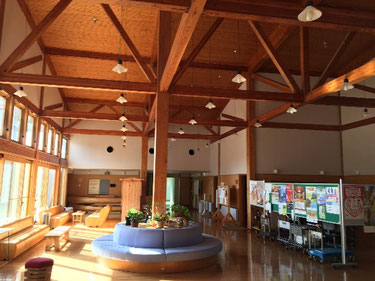 秋田木高研玄関ホール