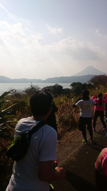 池田湖と開聞岳とそれを撮るランナー