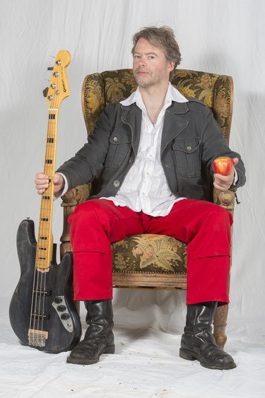 Felix Holzenkamp: Bass, Gesang, Komposition, Texte. KING KARAMEL