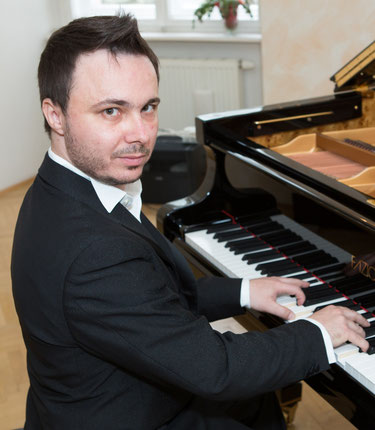 Aris Feslikidis, Klavier