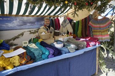 Marktstand Wolle Stricken Schafwolle Pullover Wollfett Baltikum Baltisch Markt Murnau Seehausen Baltikum