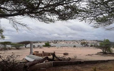 Close to Ras Kitau with a not so old pillar tomb in the forefront and the island of Lamu on the other side of the water.