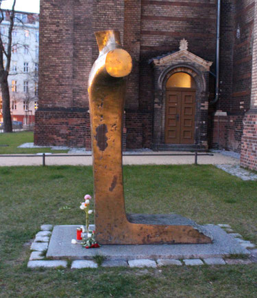 Seitenansicht: Bonhoeffer-Denkmal vor der Evangelischen Zionskirche Berlin. Foto: Helga Karl