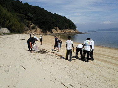 梶子島　海岸清掃の様子