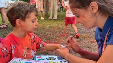Animatore Follia Animazione che fa l'accoglienza ai bambini con il truccabimbi Roma
