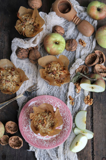Apfelmuffins auf einem Tisch