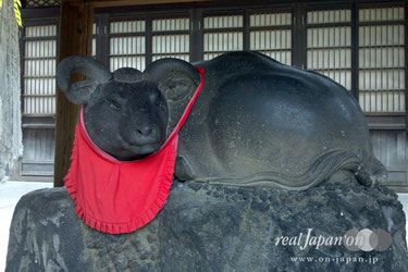 牛嶋神社 撫牛(ナデウシ)：自分の悪い部分と同じ場所を撫でると、病気が治ると言われている。