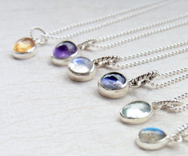Feine Silberketten mit verschiedenen Edelstein Cabochon Anhänger in Silber gefasst