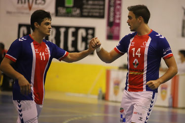 Mateo Aires animando a su compañero Manuel Osorio en un partido de pretemporada / Foto: Jordi del Puente