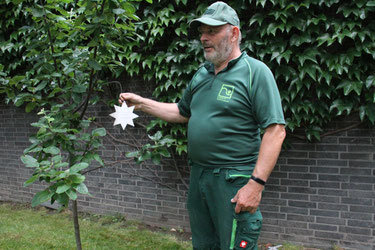 Alu-Sterne erinnern an zu früh verstorbene Kinder. Gärtnermeister Johannes Aengen-Eyndt sorgt mit für die Gestaltung des neuen Feldes.