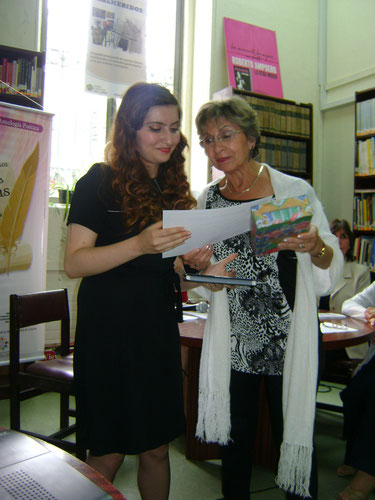 Gabriela Albornoz Salas, en Sala de lectura Biblioteca de Linares