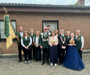 v.l. Roland Kranz, Tanina La Greca, Filip Mohr, Verene Kranz, Kaiserpaar Andreas Liesenfeld & Klara Lensing, Lars Melzer, Claudia Jäger, Jugendprinz Max Bong, Johanna Pol, Schülerprinzessin Meike Bong, Christiane Bong 