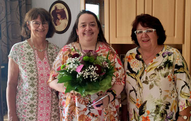 Die Sängerfreunde Leerstetten gratulieren Elke Frömel mit einem Blumenstrauß zum runden Geburtstag