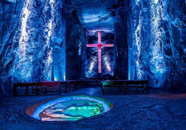 Im Hauptschiff der Salzkathedrale von Zipaquira mit Blick auf das riesige Kreuz