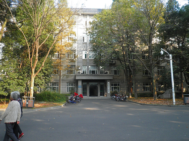 【写真4】材料科学・工学院の建物正面