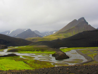 Piste derrière les montagnes