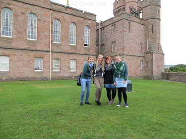 Gruppenbild vor dem Inverness Castle hoch über der Stadt.