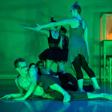Choreografie von Ortrun Stanzel, Berlin, zeitgenössischer Bühnentanz, professionelle Tanzausbildung, Student*innen, Abschlussperformance