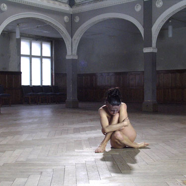 Ortrun Stanzel, Performance, Tanzfilm, Beklemmung, Maske, Tanzstück Die O