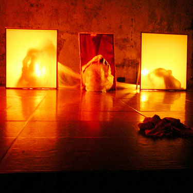 Choreografie von Ortrun Stanzel, Berlin, zeitgenössischer Bühnentanz, professionelle Tanzausbildung, Student*innen, Abschlussperformance, Diplomarbeit