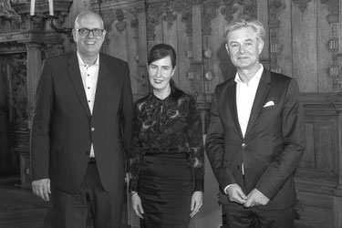 v.l.n.r.: Bürgermeister Dr. Andreas Bovenschulte, Morticia Zschiesche und Leiter des City 46, Holger Tepe in der Oberen Halle des Bremer Rathauses. Foto: Gaby Ahnert