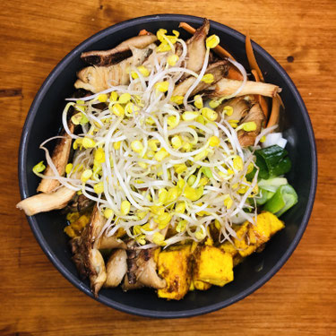 Misosuppe mit Gemüse und Zitronen-Curry-Tofu