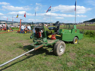 Der HISKO-Vorderwagen ist mit einer Kleiballenpresse von John Deere verbunden. So kann selbst die gesamte Heueernte mit Pferde statt finden. Für den betrieb der Zapfwelle ist ein Motor auf dem Vorderwagen installiert.