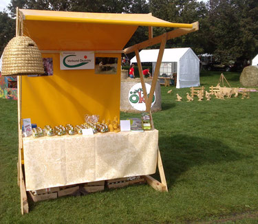 Der neue Marktstand unserer Imkerei Ökohof Fläming in herrlichem Gelb auf dem Landeserntedankfest im Elbauenpark in Magdeburg. Hier verkauften wir Honig, Bienenwachskerzen und weitere Produkte unserer Imkerei.
