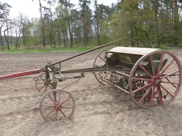 Unsere alte pferdegezogene Sämaschine ist ebenfalls eine Produktion von Claas, ebenso wie heute viele Mähdrescher und Traktoren. Wir setzen sie noch immer zur Einsaat ein. Es lassen sich verschiedenste Korngrößen säen, von Erbse und Mais bis Weizen Hafer.