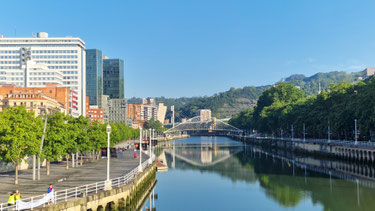 Nervión und Zubizuri-Fußgängerbrücke.