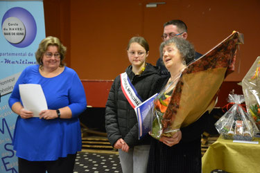 La joie de Valérie Jumel avec Clotilde Heuzé qui vient d'être décorée par Jérémy Leseigneur devant la jeune fille du conseil des jeunes