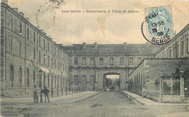 A gauche Gendarmerie, au fond Palais de justice, à droite prison vers 1905