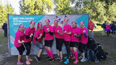 Damenmannschaft beim Muddy Angel Run in Köln