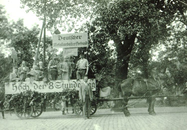 „Hoch der 8-Stunden-Tag“ - Festwagen des Deutschen Metallarbeiter-Verbandes zum 1. Mai 1921. Sammlung Dr. Joachim Bons, Foto Georg Deppe