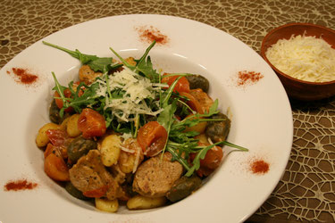 Gnocchi-Schweinefiletpfanne mit Rucola und Tomaten