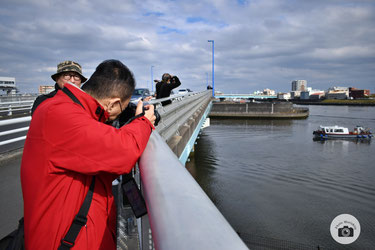 瑞江大橋から作業船を撮影する会員