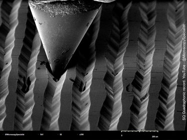 Hochauflösende Mikroskop-Aufnahme: in der linken und rechten Flanke der Rille kann man die Flankenschrift erkennen (Foto: "MicroscopySpecialist")