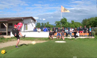 Marinus Stadler beim finalen Putt an Loch 18 im Soccerpark Ortenau