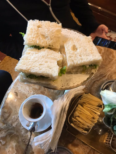tramezzino e caffè in storico locale di Torino