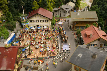 Szene eines Bayerischen Biergartens mit Festumzug im Miniaturwunderland