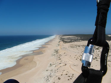 Kilometerlanger Sandstrand zum spielen mit dem Gleitschirm