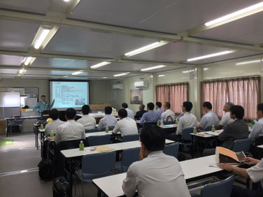 工事現場の隣に建てられた見学者用の会場