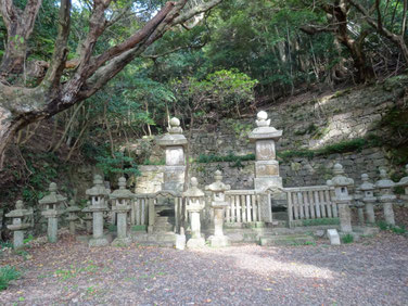 第21代義真(右)と正室京極夫人の墓(左)は格別に大きい