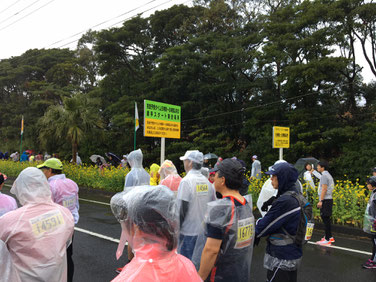 雨対策をしてスタートを待つ