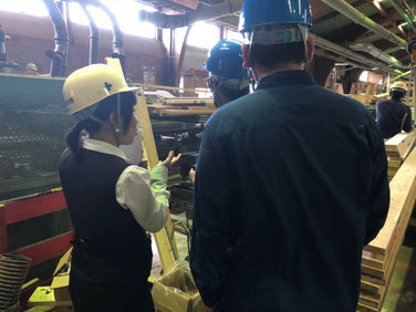 説明中のともみ